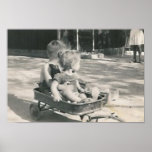 2 Kinder und ein kleines Plakat des Lastwagens