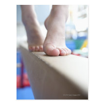 6-7 geht jähriges Mädchen langsam über Balance Postkarten