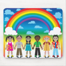 6 glückliche Kinder unter einem Regenbogen mit ein Mauspad