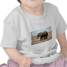 Afrikanische Elefanten - kleine Kalb-Krankenpflege T-shirt