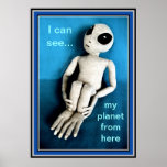 Alien, das herauf Zuhause anstarrt - Posterdrucke