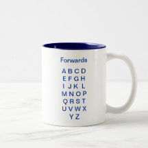Alphabet schickt nach und überfällt rückwärts kaffee tassen