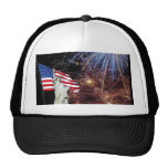 Amerikanische Flagge, Feuerwerke und Freiheitsstat Truckerkappen