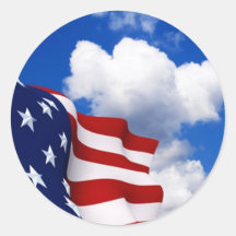 Amerikanische Flagge in den blauen Himmeln Runder Aufkleber