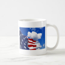 Amerikanische Flagge in den blauen Himmeln Kaffeehaferl