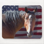 Amerikanischer Quarterhorse und Flagge - patriotis Mauspad