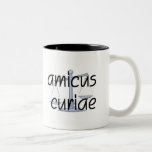 Amicus Curiae.  Rechtsanwaltbecher mit lateinische Tee Tassen
