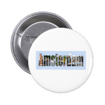 Amsterdam mit Touristenanblick in den Buchstaben Anstecknadelbuttons