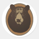 Angefüllter Braunbär-Kopf auf der Wand Stickers