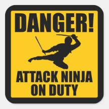Angriff Ninja im Dienst Quadrataufkleber