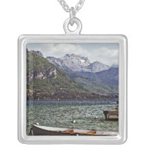 Annecy See mit Bergen im Hintergrund Halsketten