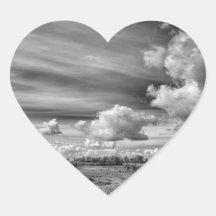 Anziehende Wolken (B&W) Herzaufkleber