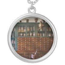 Apotheke - recht hinter dem Zähler Amulett