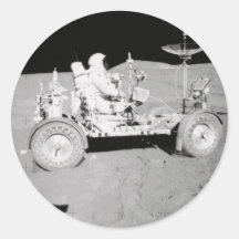 Astronaut, der MondLander auf dem Mond fährt Runder Sticker