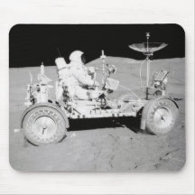 Astronaut, der MondLander auf dem Mond fährt Mousepads