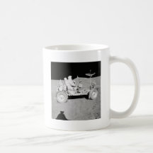 Astronaut, der MondLander auf dem Mond fährt Tassen