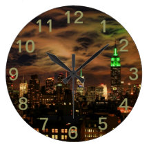 Ätherische Wolken: NYC Skyline, Reich-Staat Gbd Uhr