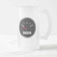 Aus Bier-Kraftstoffanzeige heraus Kaffeetasse