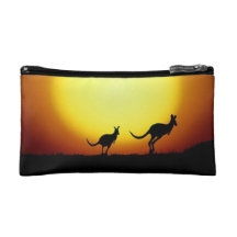 Australische Kängurus silhouettiert gegen einen So