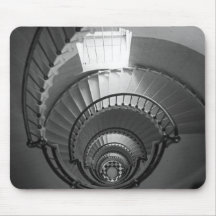 B&W gewundenes Leuchtturmtreppenhaus Mauspad