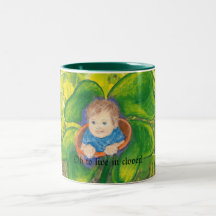 Baby auf einem Kleegebiet Tasse