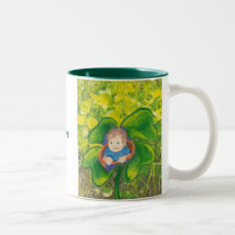 Baby auf einem Kleegebiet Teetasse