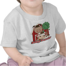 Baby-Bauer mit Kuh-T-Shirts und Geschenken