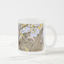 Baby-Eulen und Mutter-Eule in einem Nest Tasse