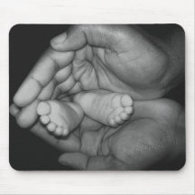 Babyfüße in den Händen des Vaters Mauspad