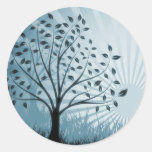Baum verlässt Gras-Silhouette u. Sonnendurchbruch  Runder Sticker