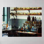 BEGINNEN UNTER $20 - Schreibtisch mit Flaschen Che Posterdrucke