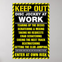 Behalten Sie heraus! DJ bei der Arbeit - Disc-Jock Plakatdruck