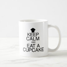Behalten Sie Ruhe und essen Sie einen kleinen Kuch Kaffeetasse