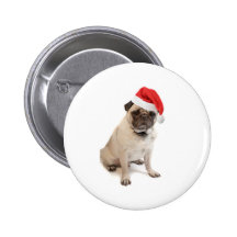 Beige Mops mit roter Weihnachtsmannmütze an Anstecknadelbutton