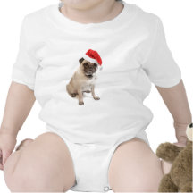 Beige Mops mit roter Weihnachtsmannmütze an Tshirt