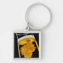 Bier gegossen in Glas, Studioschuß Schlüsselbänder