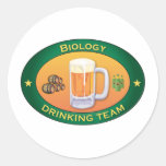 Biologie-trinkendes Team Runder Aufkleber