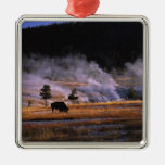 Bison, der nahe im oberen Geysir-Becken weiden läs Weihnachtsornament