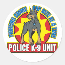 Biss des Dobermann-K9 Runder Sticker