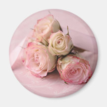 blasse Rosen auf rosa Wirbelsmagneten