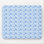 Blaue Blumen auf Weiß mousepads