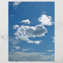 Blauer Himmel mit zerstreuten Wolken Vollfarbige Flyer