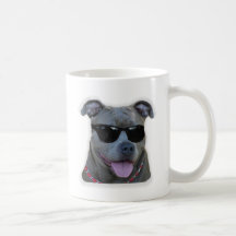 Blaues pitbull mit Gläsern Tee Haferl