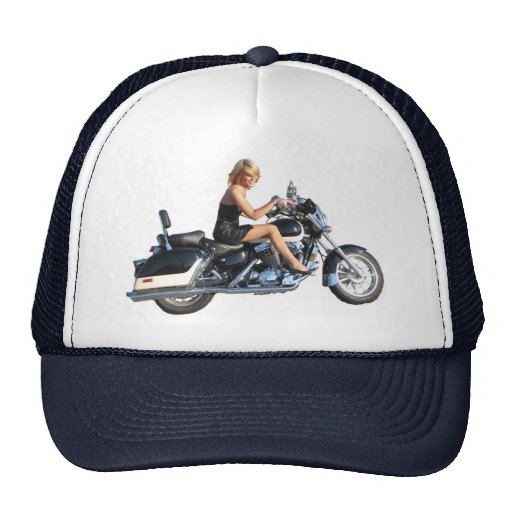 Blondes Modell auf Motorrad Trucker Mütze