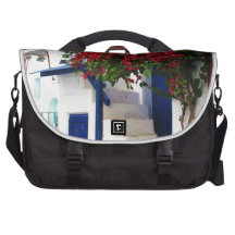 Bouganvilla, das auf Haus in Mykonos, Griechenland Laptoptaschen