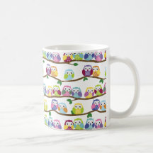 Bunte Eulen auf einer Niederlassung Kaffee Tasse