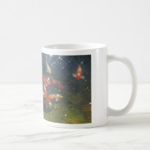Bunte Koi Fische in einem Teich Kaffeehaferl