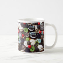 Collage mit schwarzen Cheshire-Katzen-Knöpfen Kaffeetasse