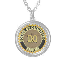 D.O. ABZEICHEN vitruvian Mann DOKTOR OSTEOPATHY Amulett