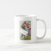 Dame Coyly Fends Off Kiss Kaffee Tasse